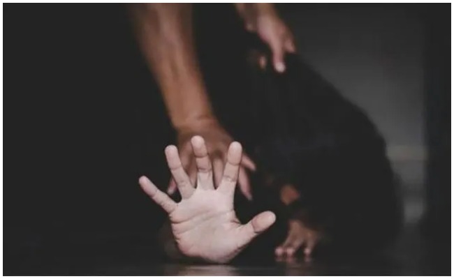 Crime News: స్నేహితురాలి పై కానిస్టేబుల్ ఆత్యాచారం.. పెళ్లికి చేసుకోమని కోరగా..!