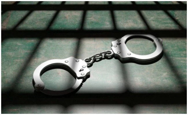 Crime News: కానిస్టేబుల్ పై కేసు నమోదు అవ్వటంతో సస్పెండ్.. చివరికి గంజాయి స్మగ్లర్ గా..!