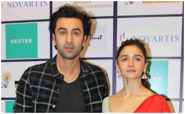 Aliya Bhat: వారణాసిలో ఆర్ఆర్ఆర్ అని అరుస్తూ ప్రియుడి ముందే మూవీ ప్రచారం చేసిన బాలీవుడ్ భామ… !