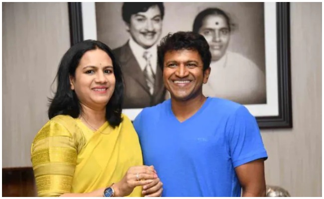 Puneeth raj Kumar : జేమ్స్ చూడాలనుకోవడం లేదన్న  పునీత్ భార్య…చూస్తూ మరణించిన అభిమాని…!