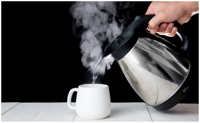 Health Tips: ప్రతిరోజు గోరువెచ్చని నీటిని తాగుతున్నారా? అయితే ఈ విషయాలు తప్పక తెలుసుకోవాల్సిందే..!