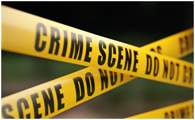 Crime: దారుణం: గొడ్డలితో తల నరికి తల పట్టుకుని ఊరంతా తిరిగిన వ్యక్తి.. ఎక్కడో తెలుసా..?