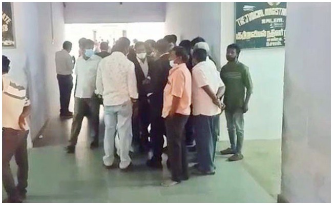 Crime News: తమిళనాడులో న్యాయమూర్తిపై ఆఫీస్ అసిస్టెంట్ హత్యాయత్నం..!