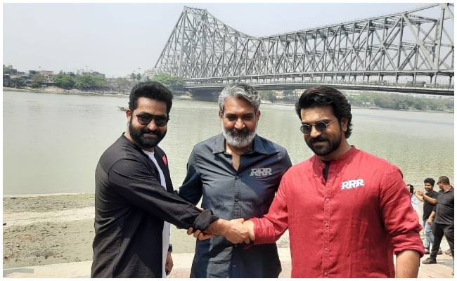 RRR: హౌరా వంతెనపై హంగామా చేసిన ఎన్టీఆర్, చరణ్, జక్కన్న…!