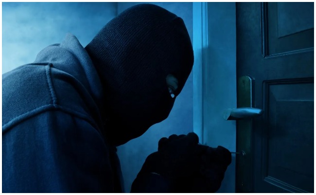 Crime News: అనంతపురం జిల్లాలో దారుణం.. ఇంట్లో ఎవరు లేని సమయంలో వృద్ధురాలిని బెదిరించి దొంగతనం..!