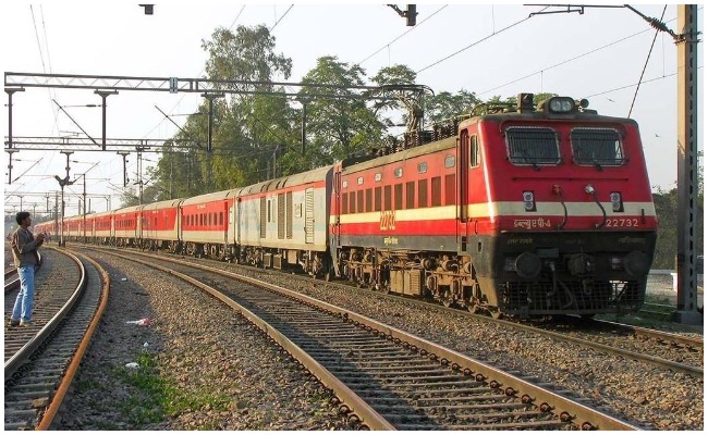 Crime News: తూర్పు గోదావరి జిల్లాలో దారుణం.. అందరూ చూస్తుండగానే రైలు కిందపడి యువకుడు ఆత్మహత్య..!