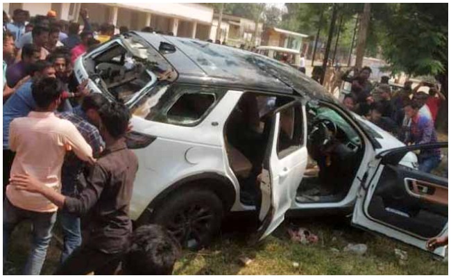 Crime News: సామాన్య ప్రజలపైకి వేగంగా దూసుకొచ్చిన ఎమ్మెల్యే కారు.. ఆగ్రహంతో ఎమ్మెల్యే పై స్థానికుల దాడి..!