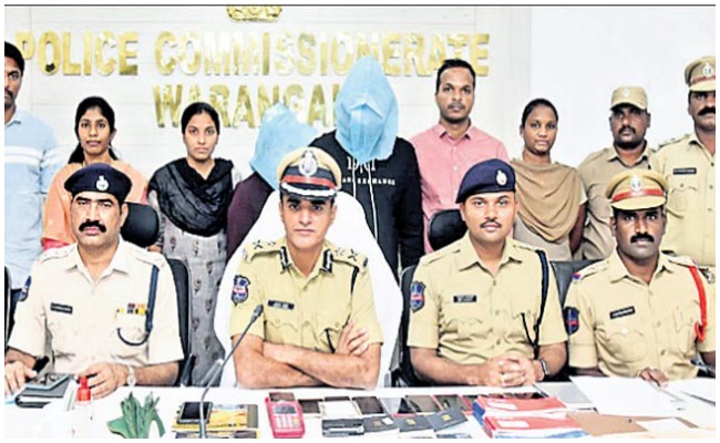 Crime News: అధిక ఆదాయం ఆశ చూపించి షేర్ మార్కెట్ లో భారీగా పెట్టుబడులు.. కోట్ల రూపాయలు కొల్లగొట్టిన కిలాడి దంపతులు..!