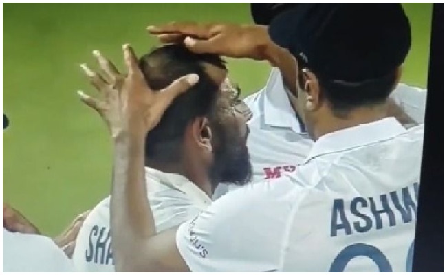 Viral Video: షమీ తలపై అశ్విన్ తబలా.. వైరల్ వీడియో!