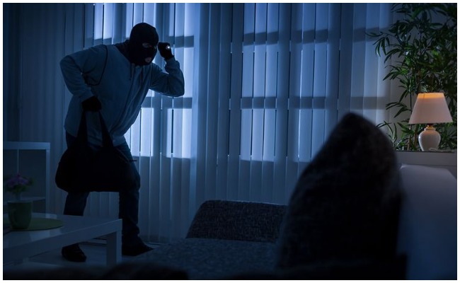 Crime News: హైదరాబాద్ లో ఉన్న ఇంట్లో చోరీ.. దొంగను పట్టించిన అమెరికాలో ఉన్న యజమాని..!