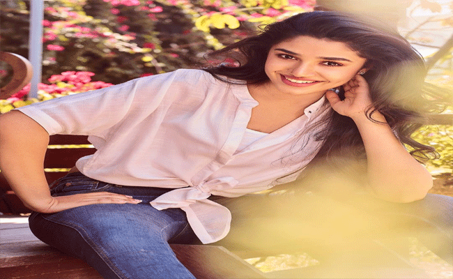 Krithi Shetty : మాస్ సంచలనం: కృతిశెట్టి ఓ మెట్టు పైకెక్కిందిగా.!