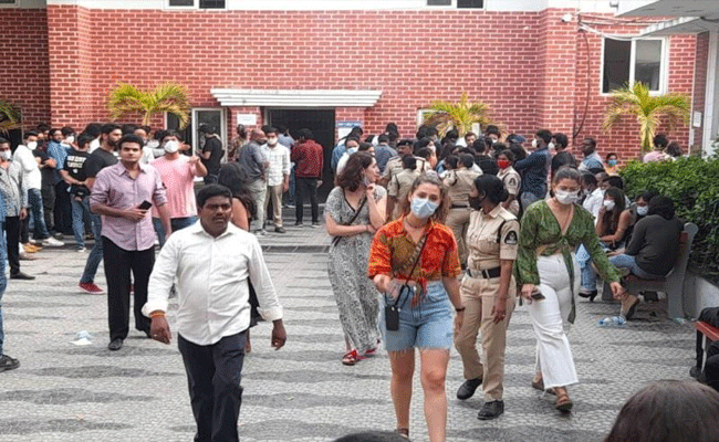 Pubs and Drugs : పబ్బుల్లో డ్రగ్స్: ఇంతకీ నేరం ఎవరిది.?