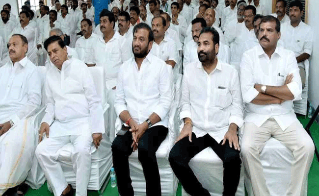 YSRCP Ex Ministers : పదవి పోయింది.! పోటీ చేయడానికి సీటు కూడా దొరక్కపోతే.?