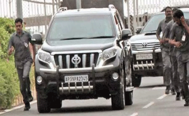 Ys Jagan Convoy : సీఎం జగన్ సారు కోసం.. కారు కొట్టేసిన అధికారులు.!