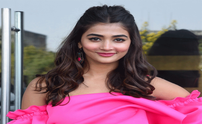 Pooja Hegde Thaggedhe Le : మొన్న ‘రాధేశ్యామ్’, ఇప్పుడు ‘బీస్ట్’: పూజా హెగ్దే ‘ఆ’ విషయంలో అస్సలు తగ్గేదేలె.!