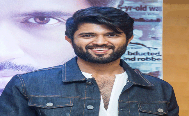 Mr Vijay Deverakonda : ఆంటీతో లవ్ స్టోరీ ఏంటీ.. విజయ దేవరకొండ.!