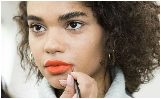 పెదవుల అందాన్ని ,ఆరోగ్యాన్ని కాపాడుకోవాలంటే ఈ చిట్కాలు పాటించాల్సిందే!