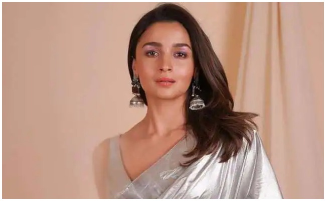 Alia Bhat:  నా సినిమా హిట్ కావడానికి పుష్ప చిత్రమే కారణం: ఆలియా భట్ షాకింగ్ కామెంట్స్