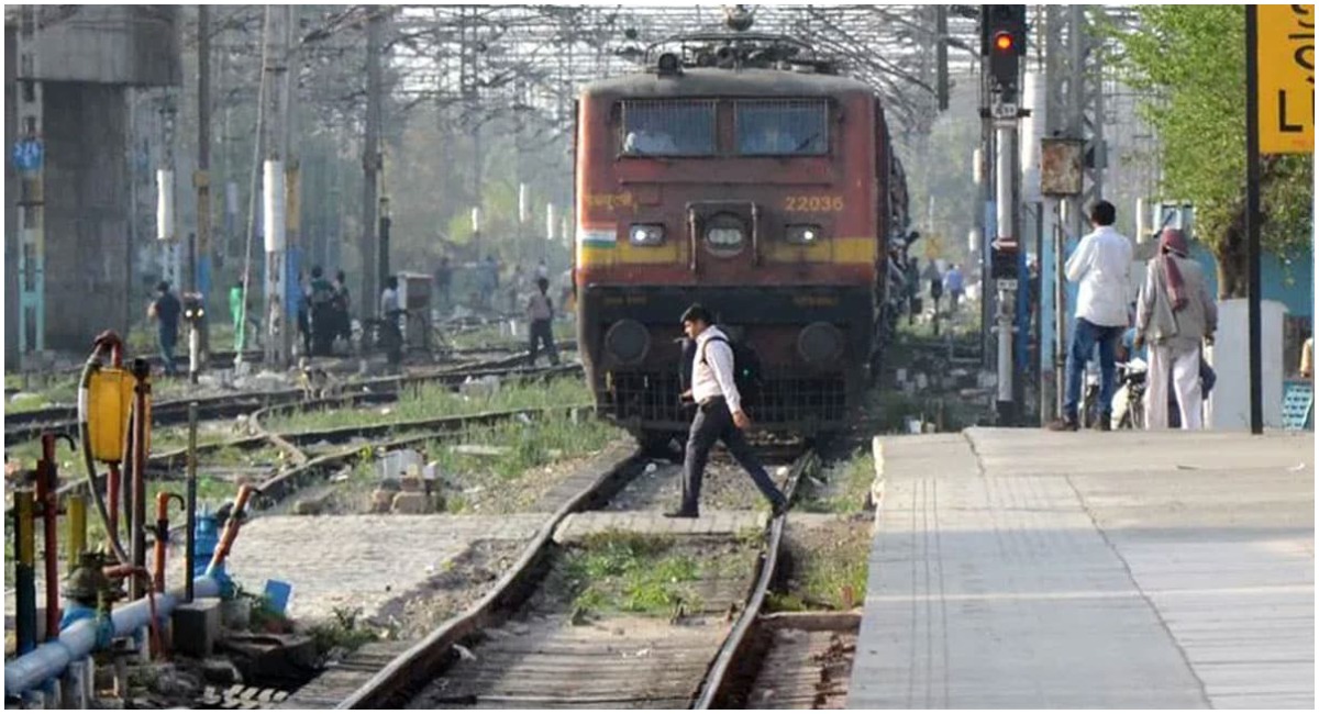 Crime News: తమిళనాడు లో దారుణం… రైలు ఢీకొని ముగ్గురు యువకుల మృతి…!