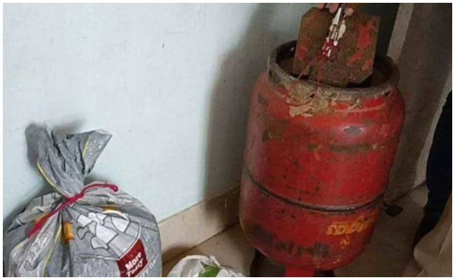 Liquor Smuggling: గ్యాస్ సిలిండర్ చూసి అవాక్కయిన పోలీసులు.. లోపల ఏముందో తెలుసా..?