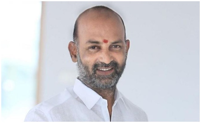 Bundi Sanjay: మంత్రి పువ్వాడపై హత్య కేసు నమోదు చేయాల్సిందే అంటున్న బండి సంజయ్..