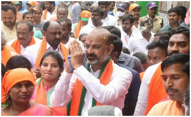 Bandi Sanjay : బండి సంజయ్ పాదయాత్రను అడ్డుకున్న టీఆర్ఎస్ శ్రేణులు.. ఆగ్రహం లో బీజేపీ శ్రేణులు!