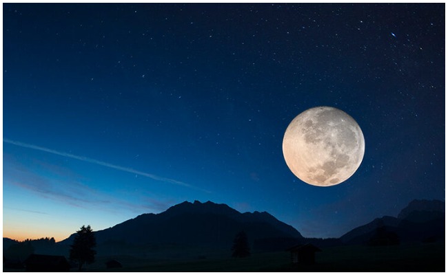 Devotional Tips: ఆర్థిక ఇబ్బందులు వెంటాడుతున్నాయా… చంద్రుడికి ఈ నైవేద్యం సమర్పించాల్సిందే!