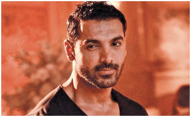 John Abraham : మళ్ళీ నోరుపారేసుకున్న జాన్… ఓటీటీ ప్లాటుఫారం లో నటించను అని ఘాటుగా చెప్పిన బాలీవుడ్ యాక్షన్ హీరో…!