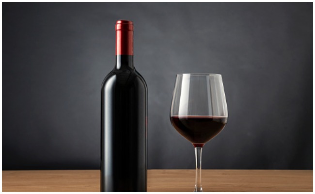 Crime News: ఒక్క వైన్ బాటిల్ కోసం 49 వేల రూపాయలు పోగొట్టుకున్న యువతి… ఎలాగంటే?