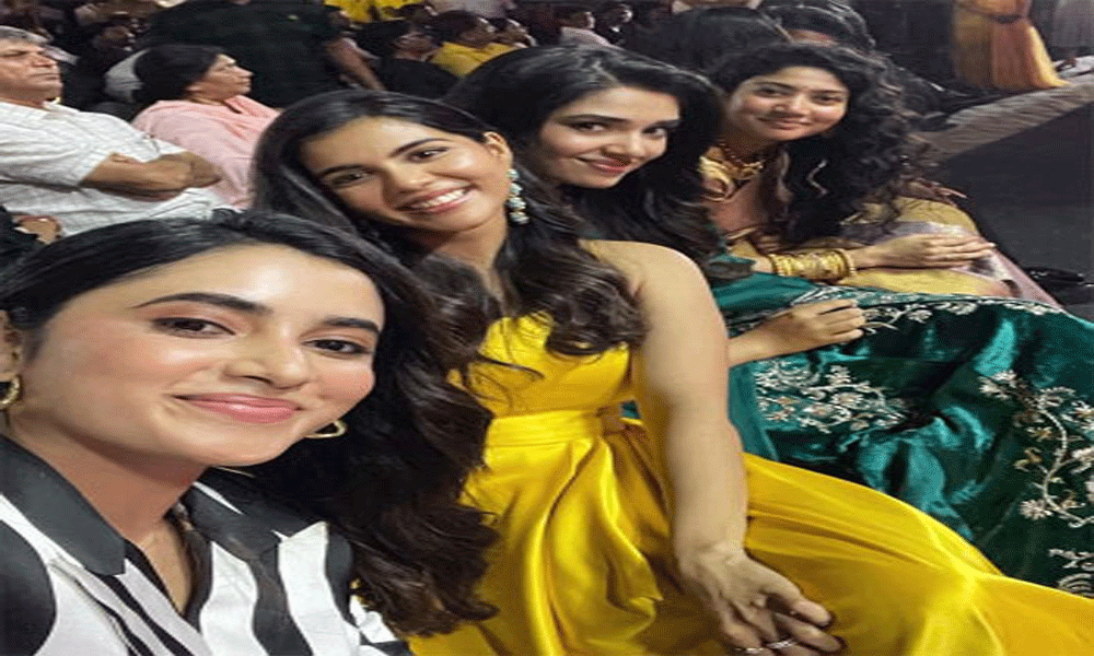 సోషల్ మీడియాని రూల్ చేస్తున్న నలుగురి యంగ్ బ్యూటీల సింగిల్ సెల్ఫీ.!