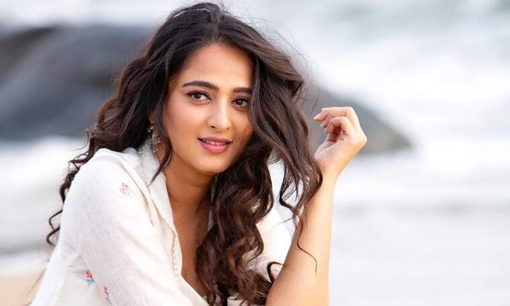 అనుష్క తో నటించకూడదని ఆ స్టార్ హీరోకి వార్నింగ్ ఇచ్చిన కుటుంబసభ్యులు…?