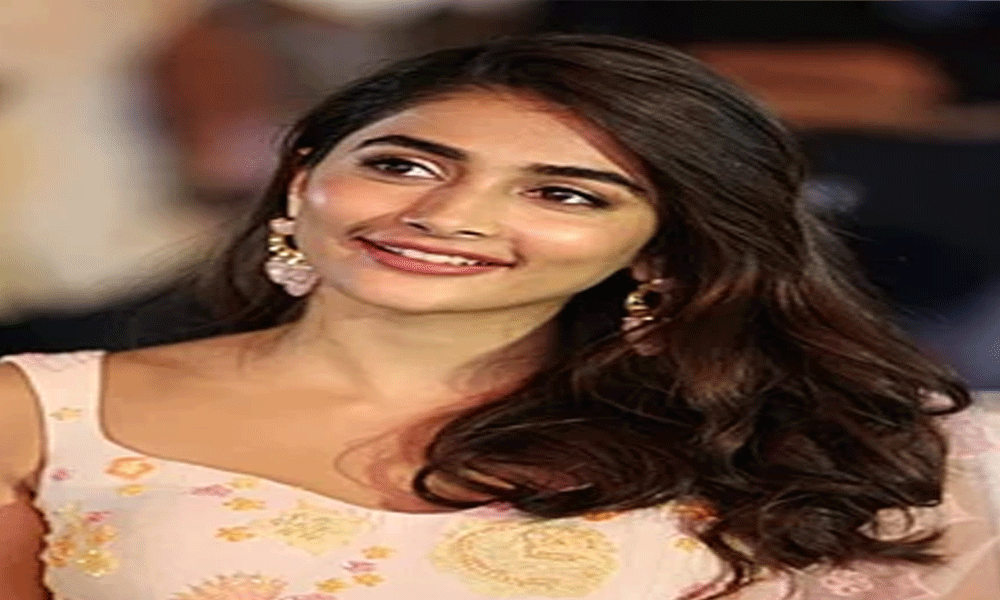 సస్పెన్స్ లో పెట్టిన పూజా హెగ్డే.. ఆ బిగ్గెస్ట్ ప్రాజెక్ట్ ఎవరితో..??