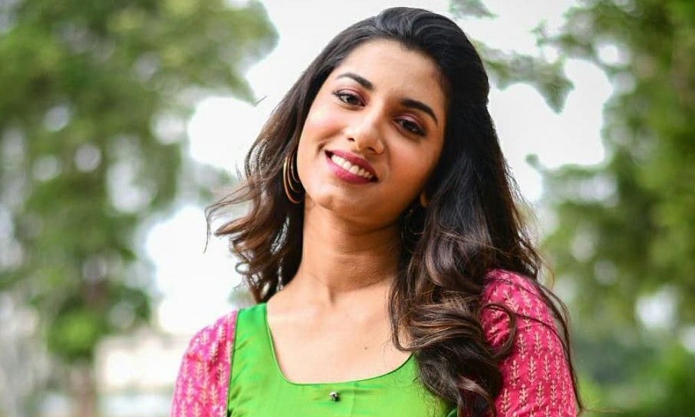 దర్శకేంద్రుడి మార్క్ కనిపిస్తోంది.. విష్ణుప్రియ అందాల ప్రదర్శన పీక్స్?