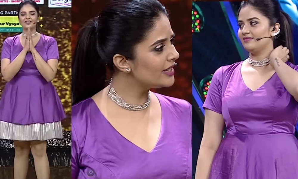 Sreemukhi : బట్టల సైజ్ తగ్గించి అందాల ఆరబోస్తూ పిచ్చెక్కిస్తున్న శ్రీముఖి..!