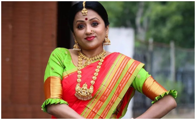 భర్త సినిమాను కాదని, పవన్ కళ్యాణ్ తో నటిస్తానని చెప్పిన సుమ.. అసలేం జరిగిందంటే?