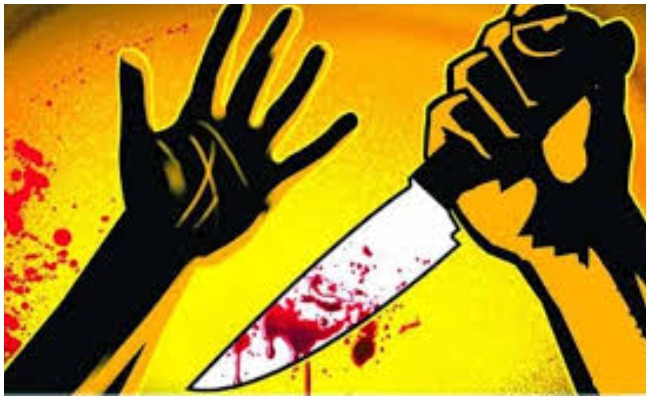 Crime:దారుణ ఘటన.. నడిరోడ్డుపైనే యువకుడిని దారుణంగా కత్తులతో నరికి చంపిన దుండగులు..?
