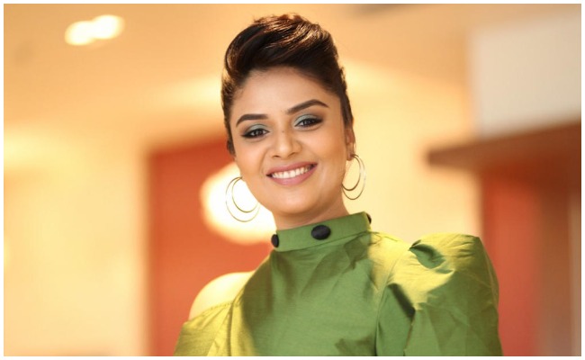 శ్రీముఖి ఎత్తుకున్న ఈ పాప ఎవరో తెలుసా?