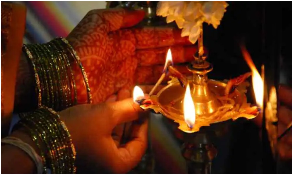 ఇంట్లో ఎవరైనా చనిపోతే ఏడాదిలోపు ఎలాంటి పనులు చేయాలి.. ఏవి చేయకూడదో తెలుసా?