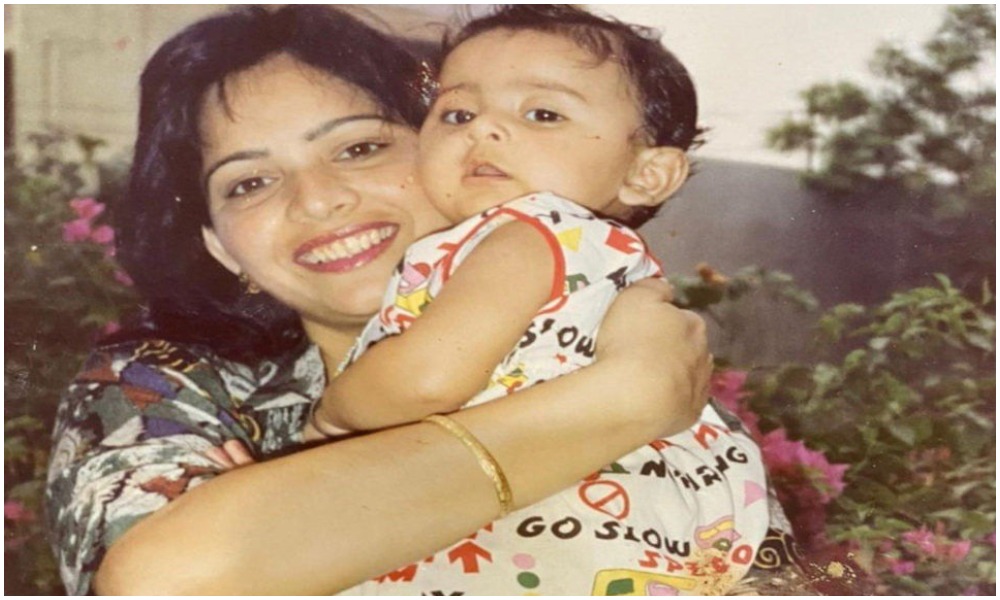 అమ్మ వడిలో ఎంతో ముద్దుగా ఉన్నటువంటి ఈ స్టార్ హీరోయిన్ ఎవరో గుర్తుపట్టారా..?