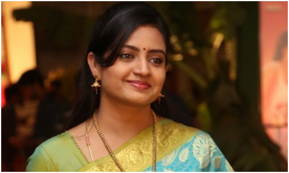 అమ్మకి ఆపరేషన్ చేయించడానికి చేతిలో డబ్బులు లేక ఇబ్బంది పడ్డాను: నటి ఇంద్రజ