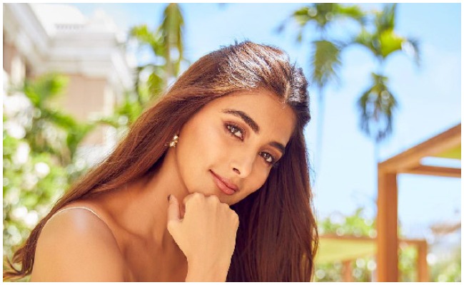 Pooja Hegde: వరుస ఫ్లాప్ లు వచ్చిన కూడ అరుదైన ఆహ్వానం పొందిన బుట్టబొమ్మ..!