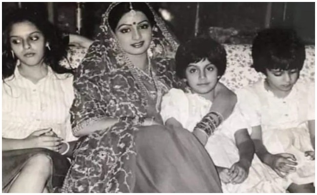 శ్రీదేవితో పాటు ఉన్న ఈ పిల్లలు ఎవరో గుర్తు పట్టారా.. వీరు కూడా ఒకప్పుడు స్టార్ హీరోయిన్లు?