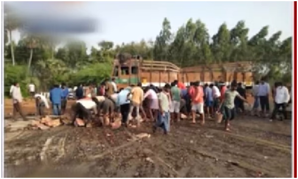 రోడ్డు పాలైన లారీ బీరు లోడు.. ఎగబడిన మందుబాబులు!