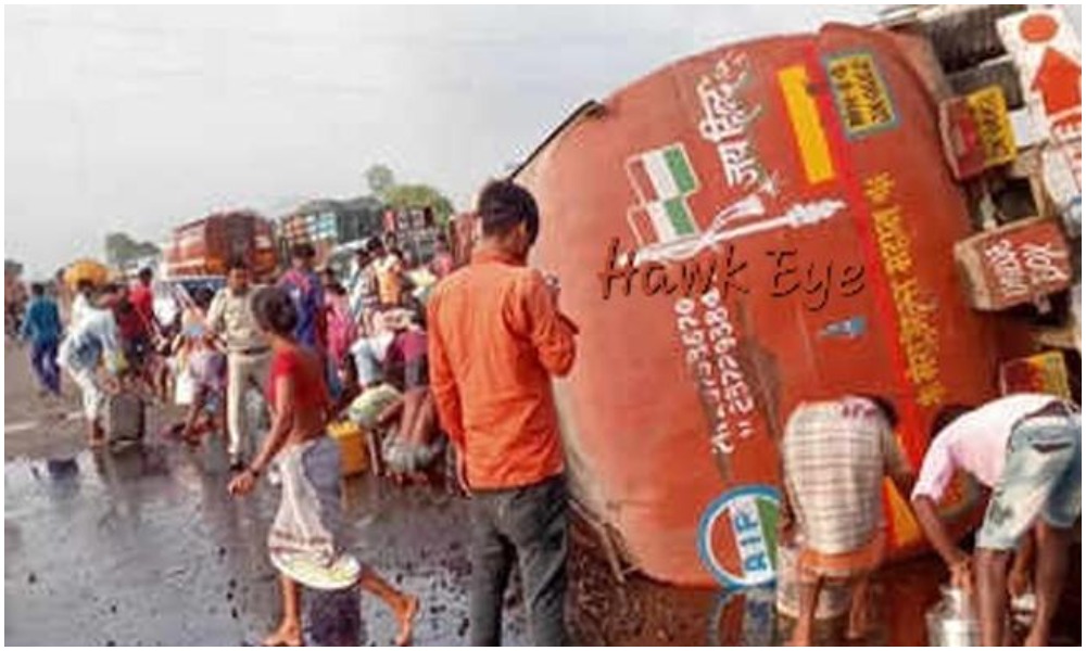 బోల్తా పడిన ఆయిల్ ట్యాంకర్.. ఎగబడుతున్న జనం!