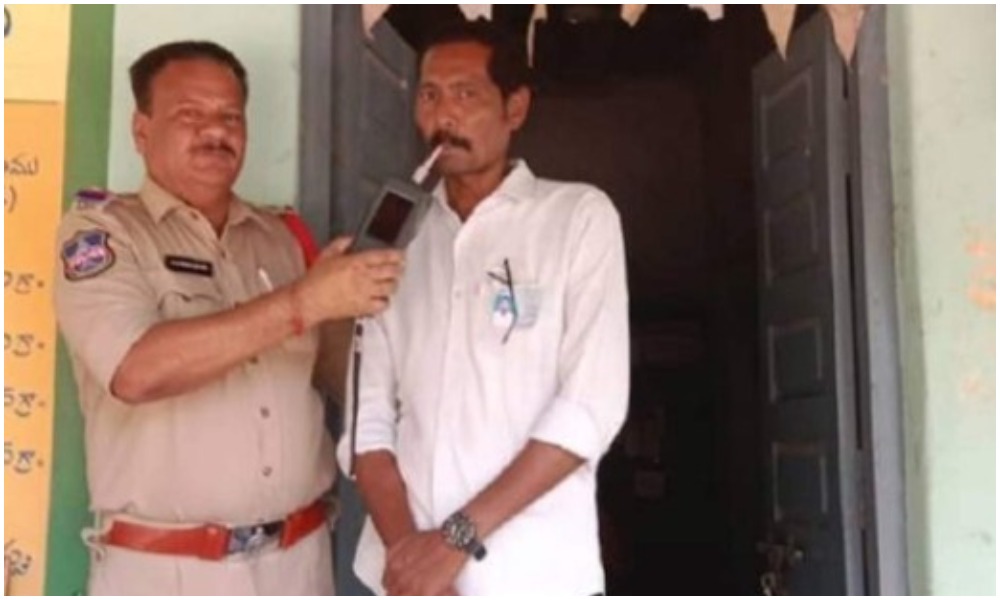 ఫుల్ మందు కొట్టి వచ్చిన పదో తరగతి పరీక్షల ఇన్విజిలేటర్..