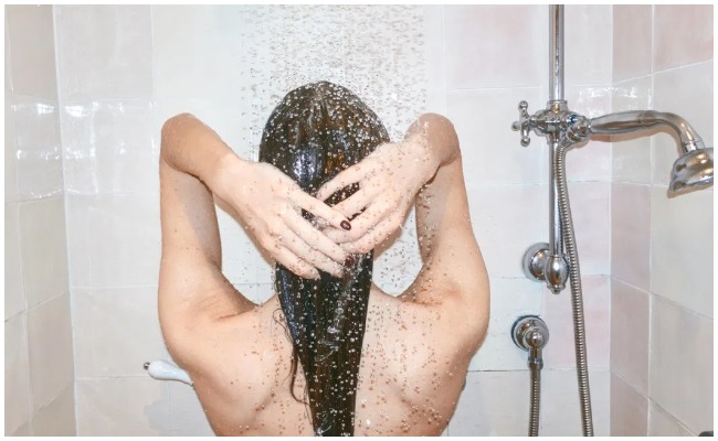 చలికాలంలో వేడి నీటితో స్నానం చేస్తున్నారా…. ముందు ఇది తెలుసుకోవాల్సిందే!