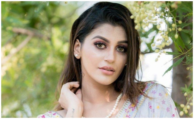 బరితెగించిన బిగ్ బాస్ బ్యూటీ.. క్యాండిస్ అంటూ ఆడల్ట్ ఫొటోస్ రిలీజ్!