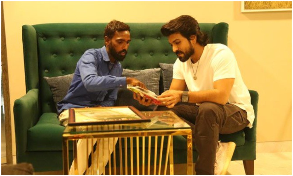 రామ్ చరణ్ కు వినూత్న కానుకను అందజేసిన అభిమాని. ఇంటికి పిలిపించిన చరణ్!
