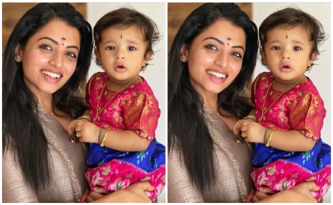 సీరియల్ నటి నవ్య స్వామి ఎత్తుకున్న ఈ బుజ్జి పిల్లా ఎవరో తెలుసా?