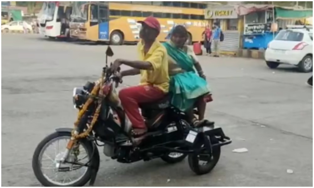 బిక్షాటన వెళ్లడానికి మోటార్ బైక్ కొనుక్కున్న వృద్ధ దంపతులు.. వైరల్ ఫోటో!